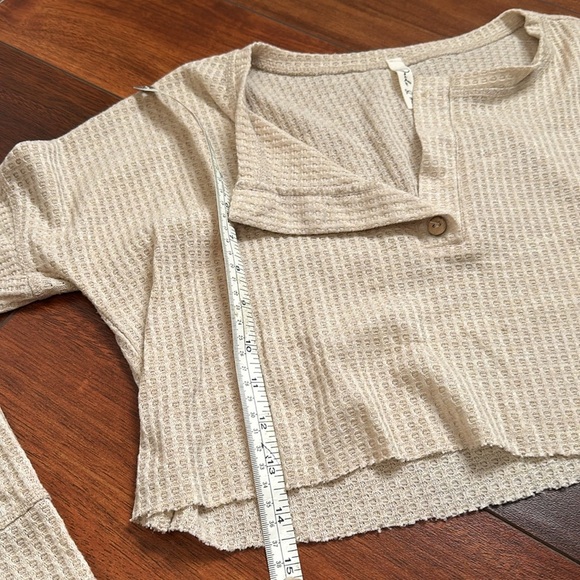 Jaide & Me waffle long sleevee crop top tan small - Picture 5 of 5